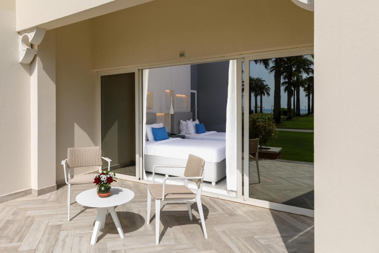 Sealine Beach, A Murwab Resort Mesaieed Esterno foto A room at the hotel