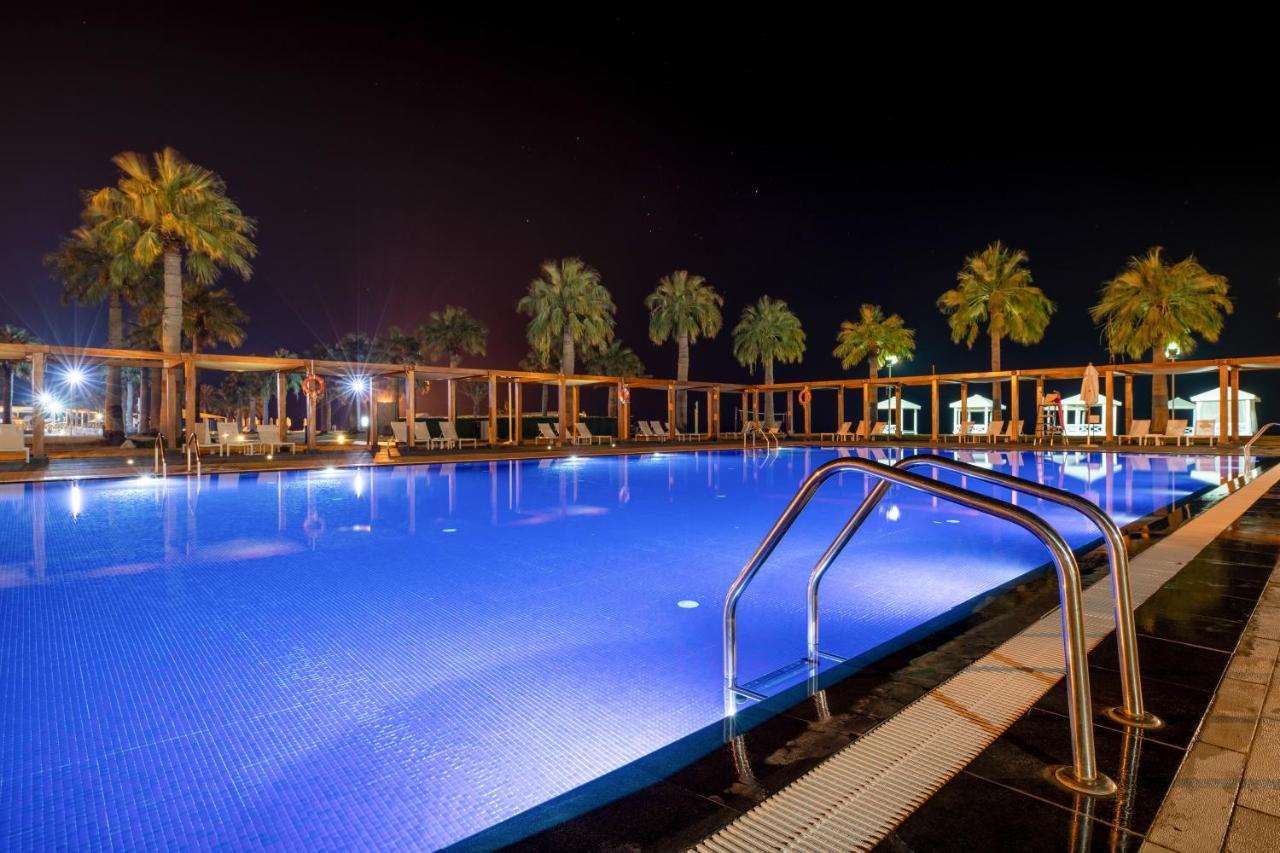 Sealine Beach, A Murwab Resort Mesaieed Esterno foto A swimming pool at night