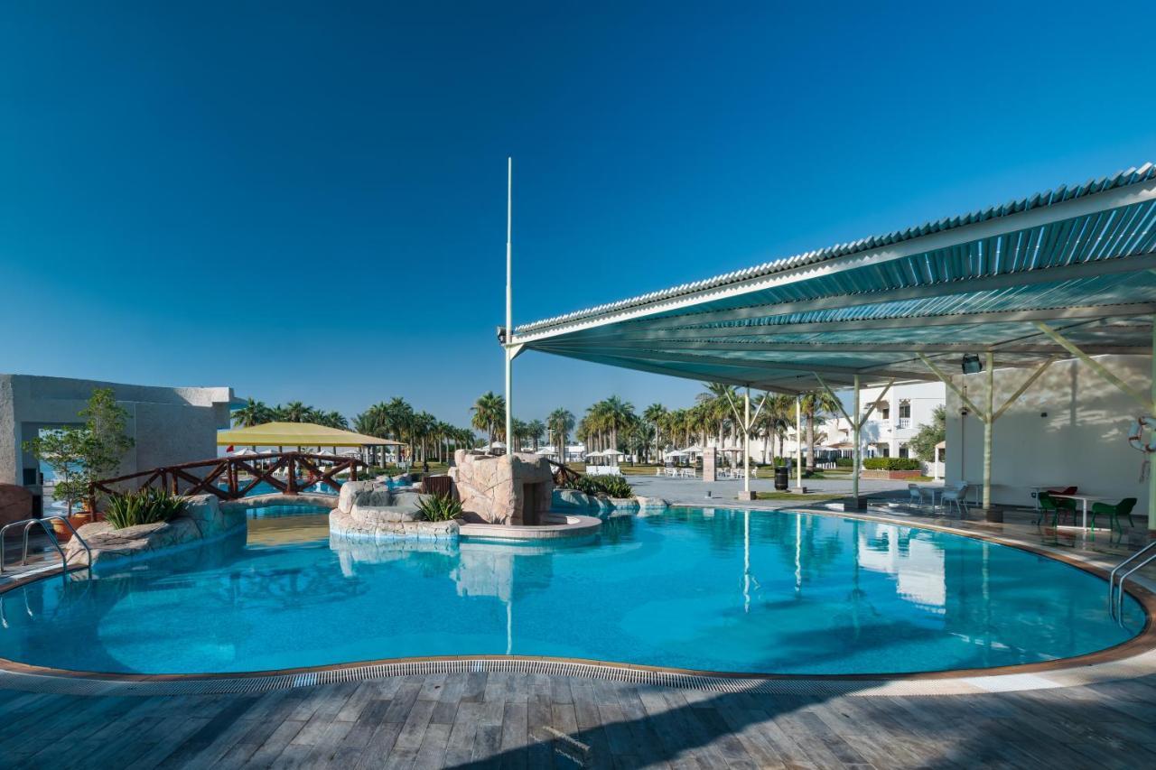 Sealine Beach, A Murwab Resort Mesaieed Esterno foto The pool at the hotel