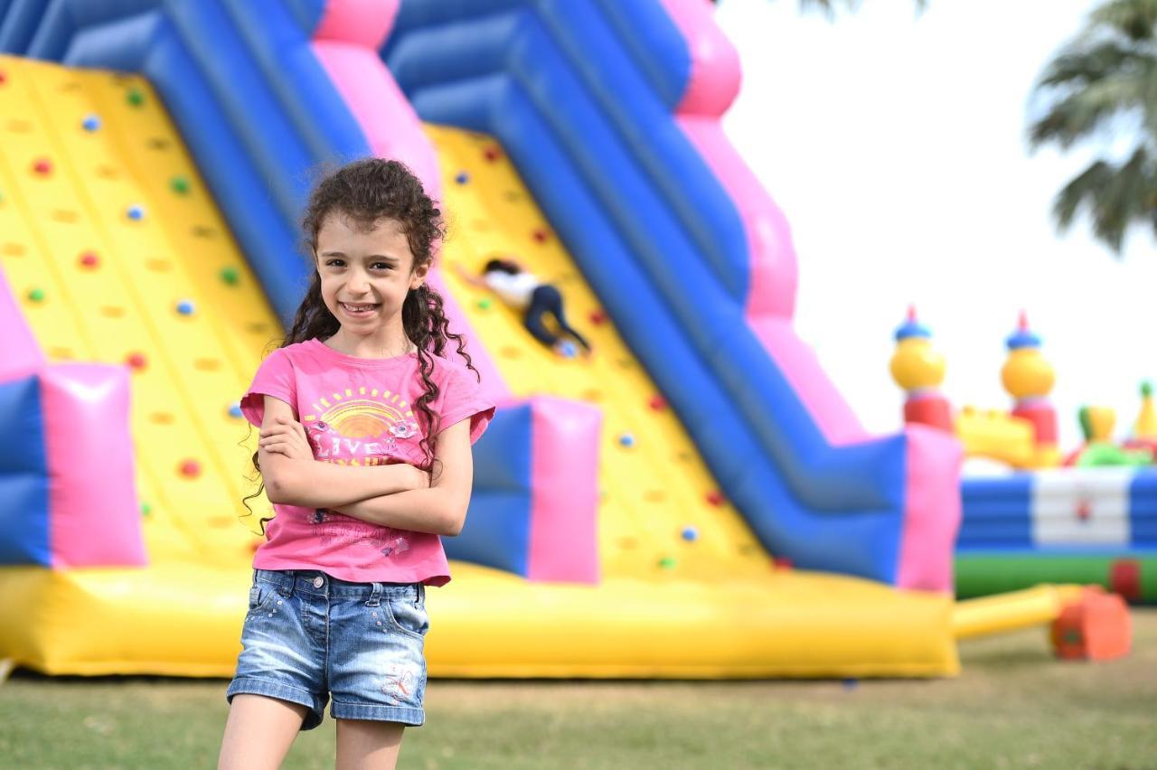 Sealine Beach, A Murwab Resort Mesaieed Esterno foto A girl in front of a climbing wall