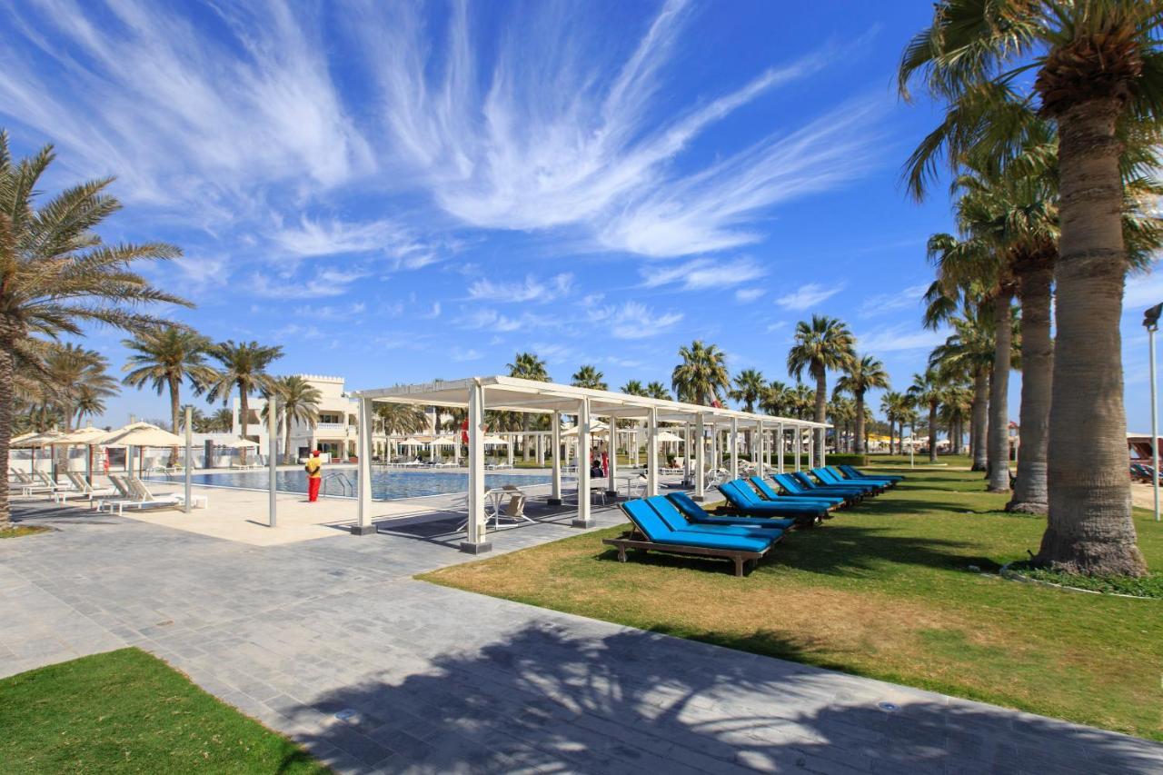 Sealine Beach, A Murwab Resort Mesaieed Esterno foto The swimming pool at the resort