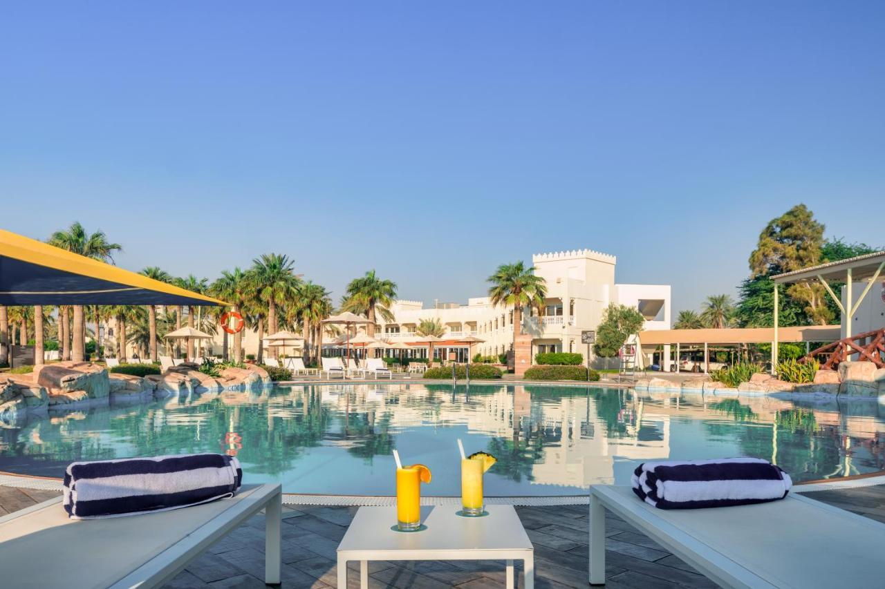 Sealine Beach, A Murwab Resort Mesaieed Esterno foto The pool at the resort