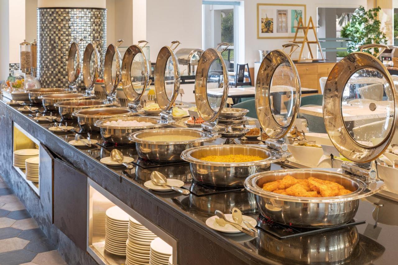 Sealine Beach, A Murwab Resort Mesaieed Esterno foto A buffet at a hotel