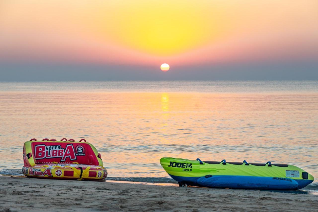 Sealine Beach, A Murwab Resort Mesaieed Esterno foto Sunset at the beach
