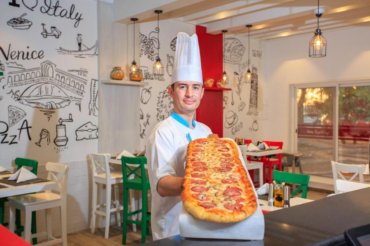 Sealine Beach, A Murwab Resort Mesaieed Esterno foto A pizzaiolo with a metre-long pizza